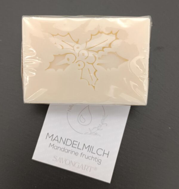 Mandelmilch-Naturseife: Weihnachtsseife Ilex; Duft: Mandarine